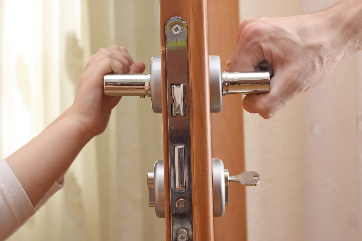 Pose et réglage d'une poignée de porte dans un logement