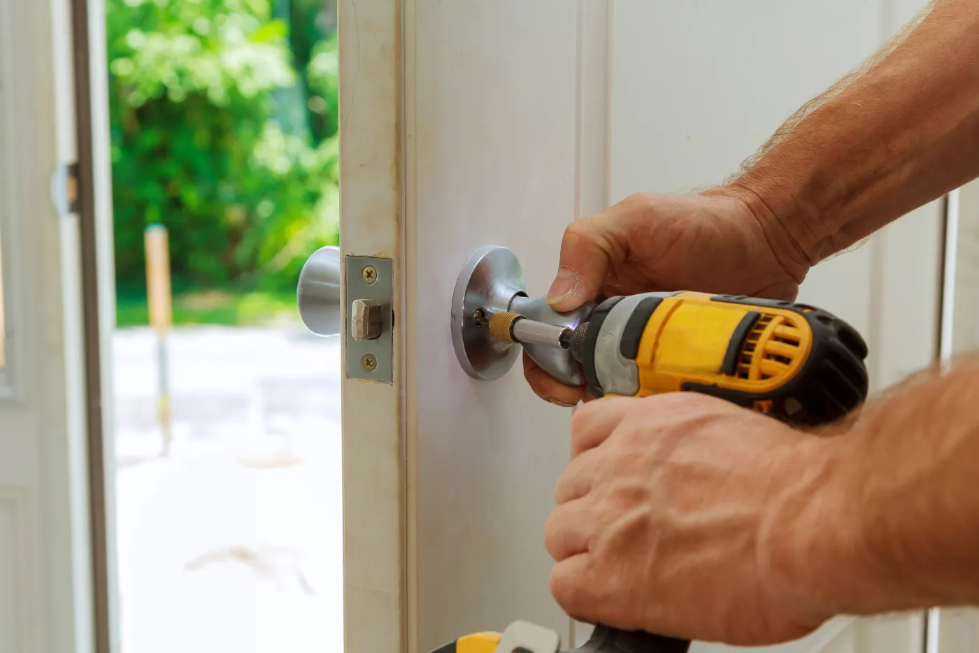 Mise en place d'une serrure de porte côté jardin d'un pavillon